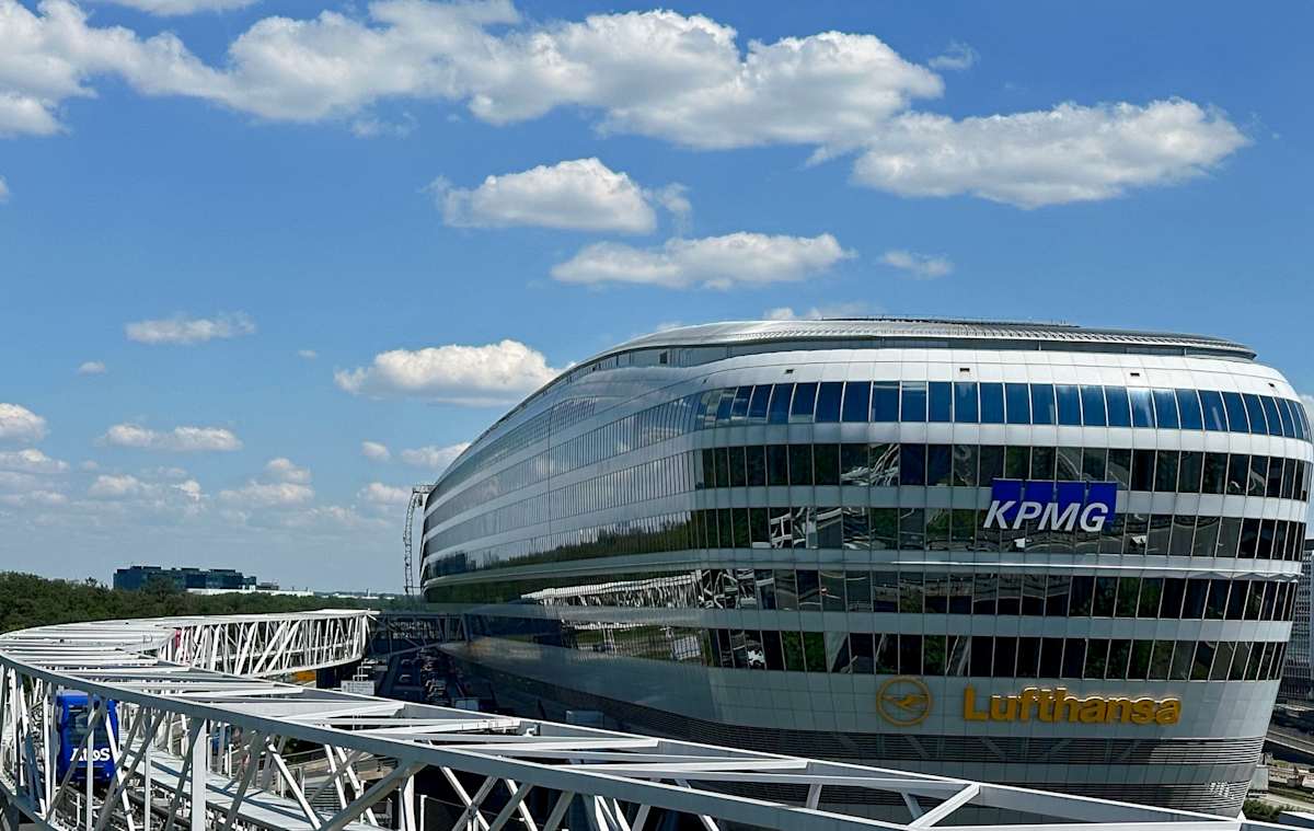 THE SQUAIRE 12, Am Flughafen - Pluf and Work
