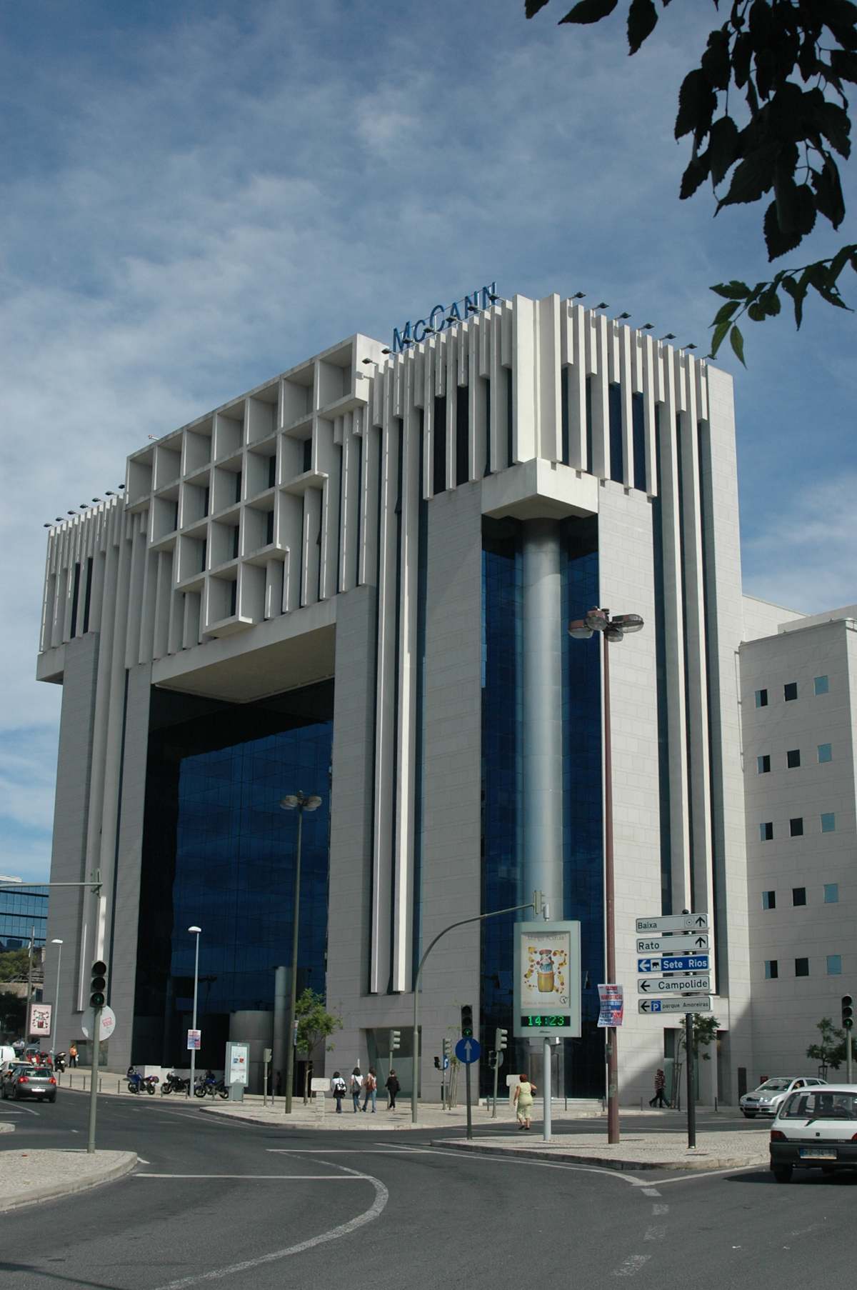 Edifício Amoreiras Square, Rua Carlos Alberto da Mota, Pinto nº 17 - 3º A - Regus