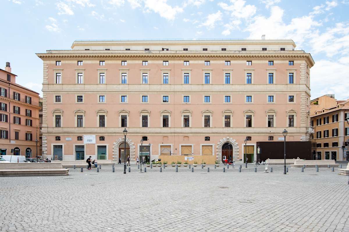 2nd floor Palazzo Marignoli,Piazza di San Silvestro 8 - Signature